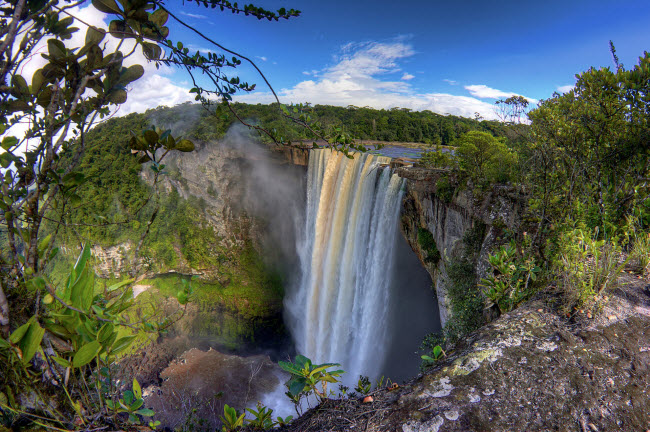 Guyana: Quốc gia ở Nam Mỹ sở hữu một trong những rừng nhiệt đới nguyên sinh cuối cùng trên thế giới. Điểm du lịch nổi tiếng nhất là thác Kaieteur trên sông Potaro. Nó là nguồn cảm hứng giúp nhà văn Arthur Conan Doyle viết cuốn Thế giới đã mất năm 1912.