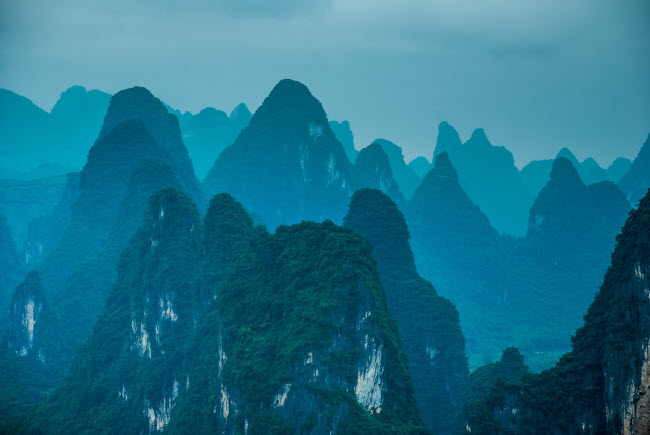 Dãy núi đá vôi ở miền nam Trung Quốc: Một trong những phong cảnh đẹp nhất thế giới là những dãy núi đá vôi gần thành phố Quế Lâm, Trung Quốc. Tới đây, du khách có cảm giác như lạc đến một hành tinh khác.