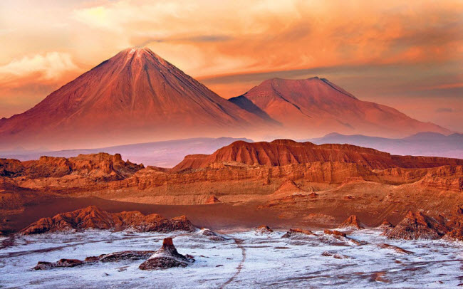 Atacama, Chile: Atacama là sa mạc cao và khô nhất trên thế giới và sự sống dường như không tồn tại ở đây. Du khách có cảm giác như đặt chân tới sao Hỏa thay vì Trái đất khi khám phá vùng đất này.