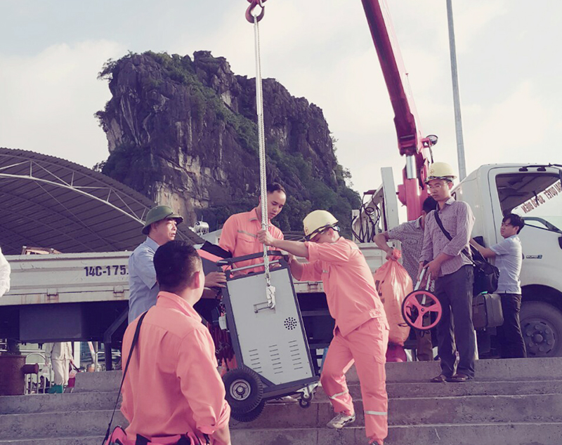 Công nhân Điện lực Quảng Ninh vận chuyển thiết bị sẵn sàng xử lý sự cố