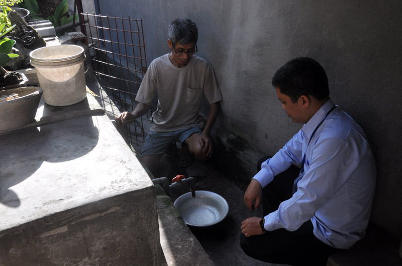 Cán bộ phường Cẩm Thủy (TP Cẩm Phả) nắm bắt kiến nghị của nhân dân khu phố Tân Lập liên quan đến hệ thống cung cấp nước sạch
