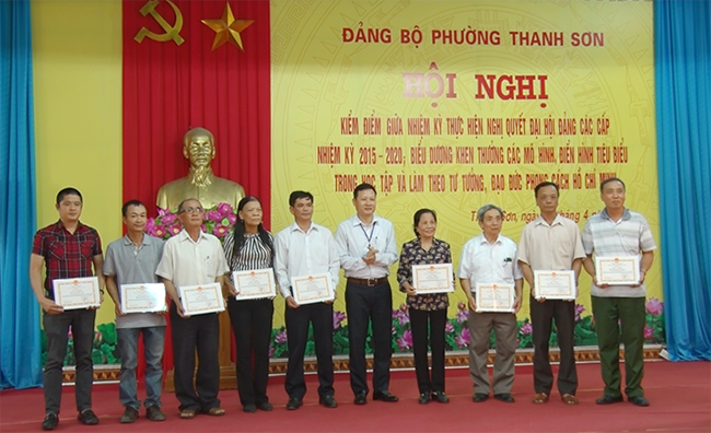 Đảng bộ phường Thanh Sơn đã biểu dương, khen thưởng các điển hình tiêu biểu trong Học tập và làm theo tư tưởng, đạo đức, phong cách Hồ Chí Minh.