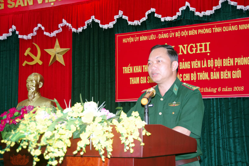 Đại tá Trần Văn Bừng, Bí thư Đảng ủy, Chính ủy BĐBP tỉnh phát biểu giao nhiệm vụ cho các cán bộ tại hội nghị 