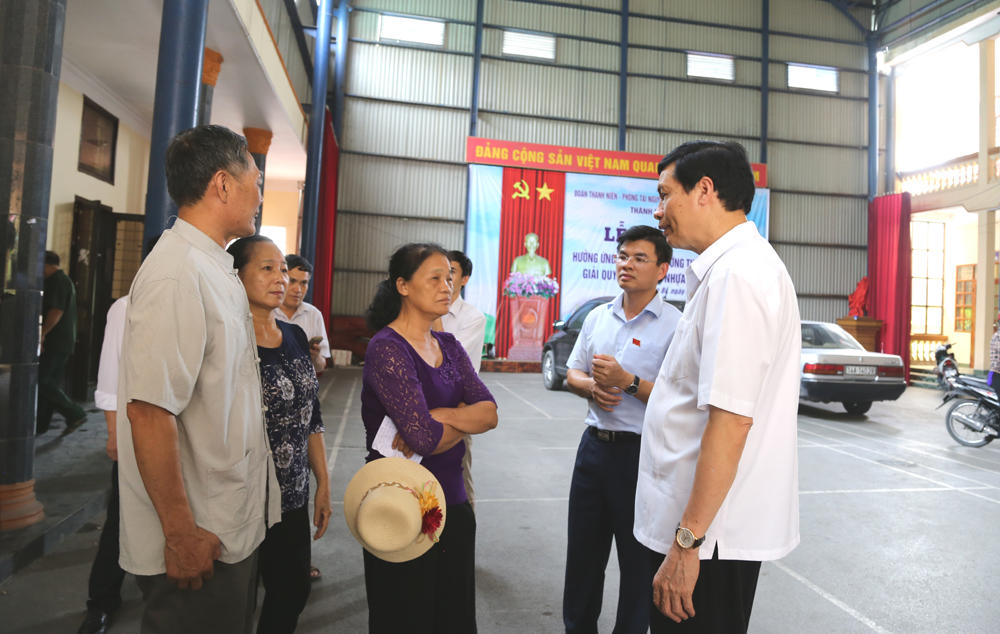 Đồng chí Nguyễn Đức Long, Phó Bí thư Tỉnh ủy, Chủ tịch UBND tỉnh, trao đổi với cử tri TP Uông Bí.