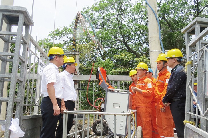 Lãnh đạo Tổng công ty Điện lực miền Bắc và Công ty Điện lực Quảng Ninh trực tiếp chỉ đạo xử lý sự cố cáp ngầm tại đảo Ba Mùn.