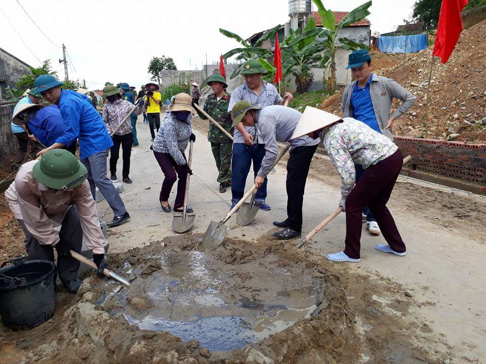 Cán bộ khối MTTQ và các đoàn thể huyện Hoành Bồ cùng với người dân thôn 2, xã Quảng La xây dựng thôn mẫu NTM.