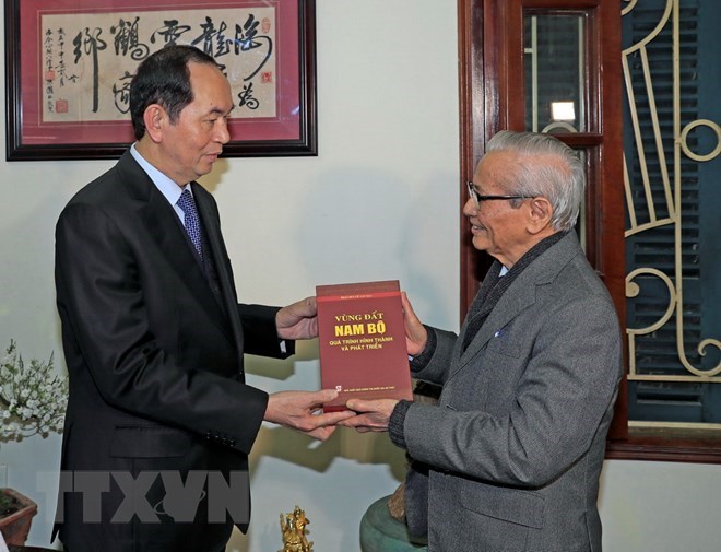 Chủ tịch nước Trần Đại Quang thăm giáo sư Phan Huy Lê. (Ảnh: Nhan Sáng/TTXVN)
