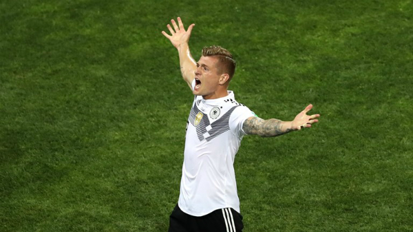 Toni Kroos ghi tuyệt phẩm, Đức ngược dòng trong thế 10 người