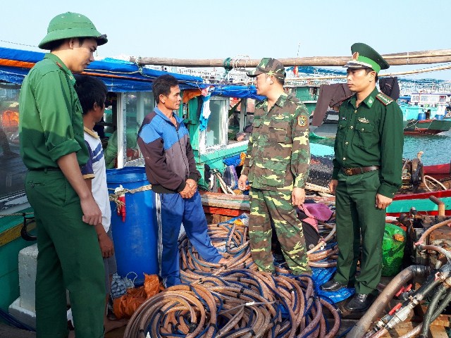 Cán bộ chiến sĩ biên phòng tuyên truyền cho ngư dân về quy định cấm đánh bắt thủy hải sản bằng hình thức tận diệt. (Ảnh do Trung tá Giáp Thế Lâm cung cấp).