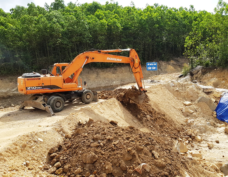 Lực lương chức năng TP Uông Bí phá dỡ 1 đập đất do chùa Ba Vàng đào đắp ngăn dòng cháy thác Lựng Xanh để sử dụng nguồn nước