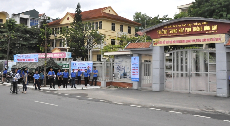 Lực lượng đoàn viên thanh niên sẵn sàng trước cổng điểm thi THPT Hòn Gai