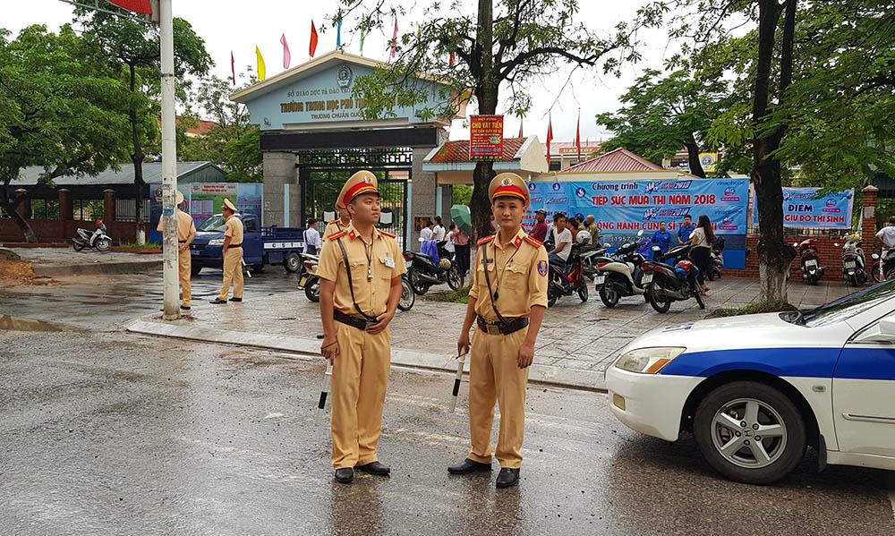 Lực lượng CSGT được điều động tăng cường ở điểm thi THPT Trần Phú, TP Móng Cái