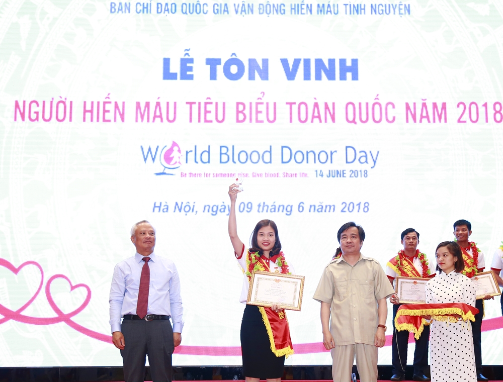 Chị Hoàng Thu Thủy, Bí thư Đoàn Thanh niên phường Hà Phong, TP Hạ Long, được tuyên dương là một trong 100 người hiến máu tiêu biểu toàn quốc.