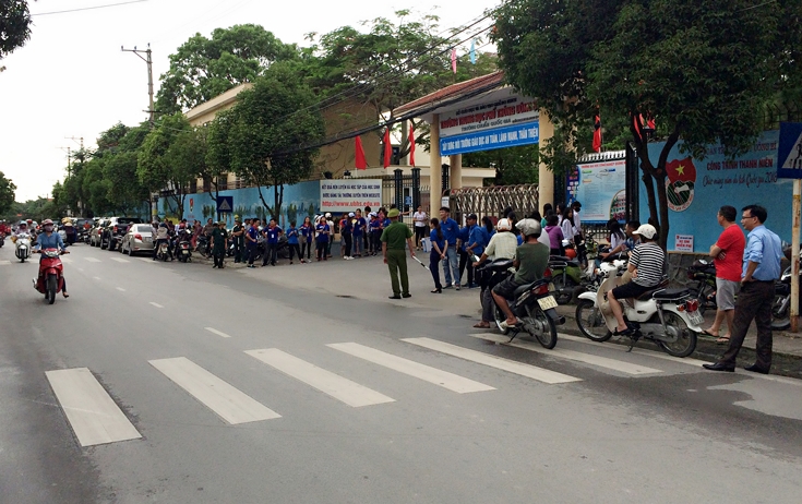 Lực lượng CSGT tăng cường ở điểm thi THPT Uông Bí