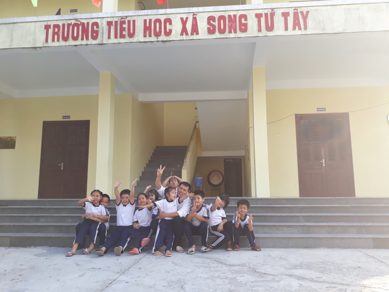 Thầy giáo và học trò trường tiểu học xã đảo Song Tử Tây vui chơi sau giờ học.