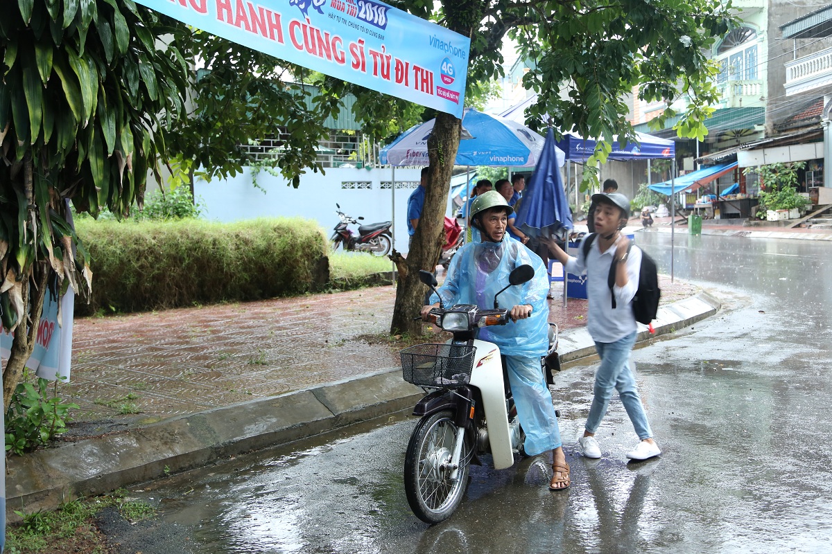 Ngay từ sáng sớm, trên địa bàn huyện Tiên Yên đã có mưa to, các sĩ tử được bố mưa đưa đến điểm thi với áo mưa, mũ nón cẩn thận.