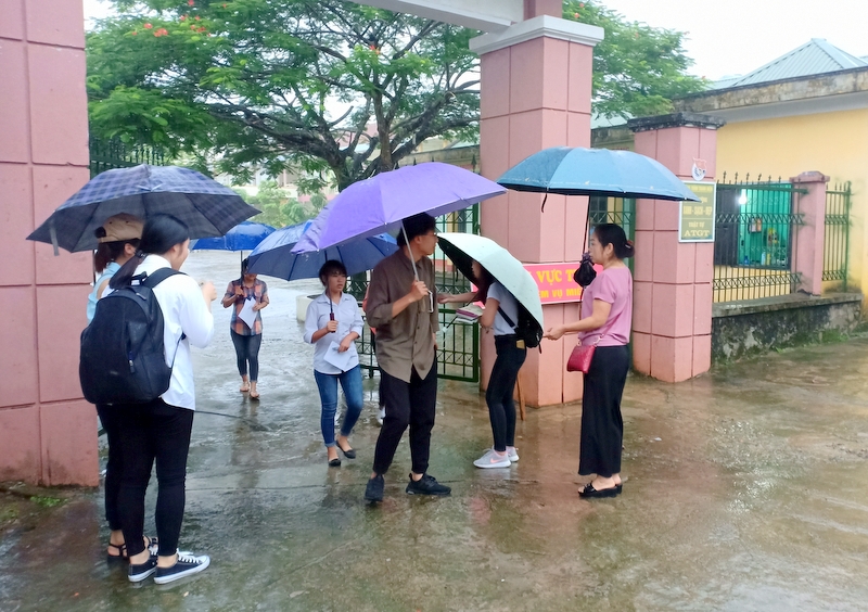 Nhiều phụ huynh mang ô đến điểm thi đón con.