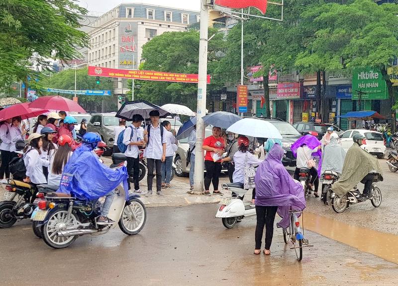 Cơn mưa nặng hạt làm ảnh hưởng đến giao thông tại khu vực điểm thi THPT Chu Văn An (TP Móng Cái).