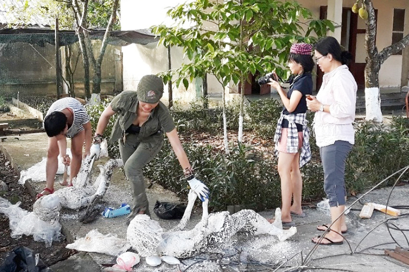 Bà Bùi Thị Thu Hiền cùng các tình nguyện viên thu gom rác thải biển về để sáng tạo tác phẩm nghệ thuật.