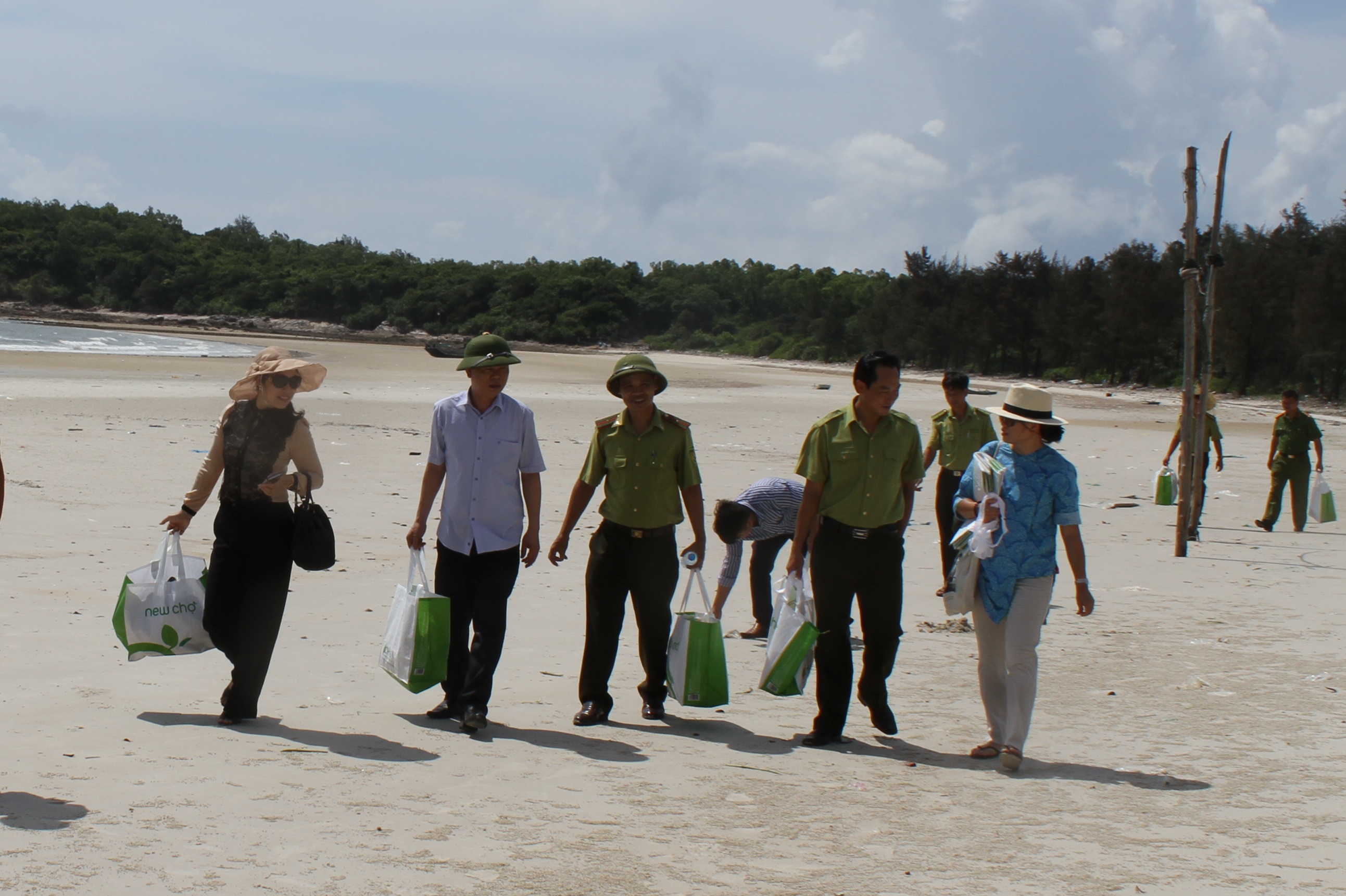 Bà Hiền cùng lực lượng chức năng của huyện Vân Đồn và Ban Quản lý Vườn quốc gia Bái Tử Long thu gom rác ở bãi biển xã Minh Châu.