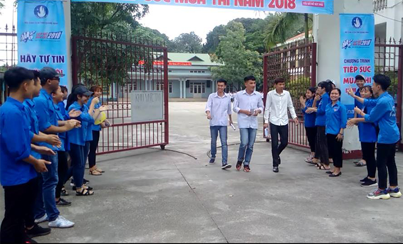 ĐVTN phường Mông Dương, TP Cẩm Phả túc trực thường xuyên tại điểm thi sẵn sàng hỗ trợ thí sinh