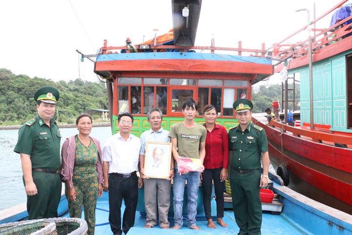 Lãnh đạo huyện, Chỉ huy Đồn Biên phòng Thanh Lân tặng cờ Tổ quốc và ảnh Bác tại tàu cá.