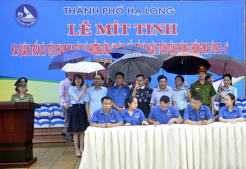 Đoàn viên thanh niên 20 phường tại địa phương ký giao ước thi đua đấu tranh PCTPMT và TNMT trước sự chứng kiến của lãnh đạo các ngành, địa phương tỉnh, TP Hạ Long.