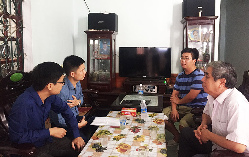 Tổ công tác Văn phòng đăng ký quyền sử dụng đất huyện Vân Đồn làm việc với gia đình bà Nguyễn Thị Hương về việc đo vẽ lại thửa đất của gia đình.