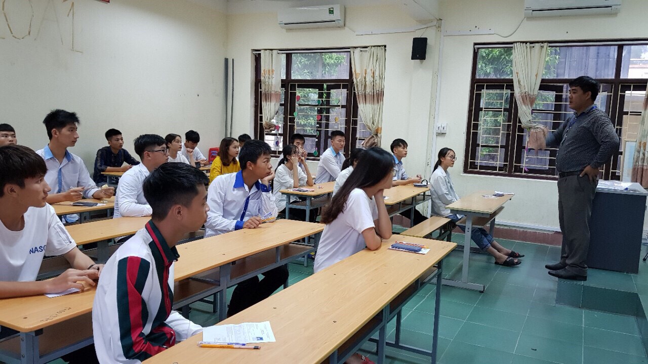 Cán bộ coi thi điểm thi THPT Quảng Hà, huyện Hải Hà nhắc nhở quy chế thi cho thí sinh