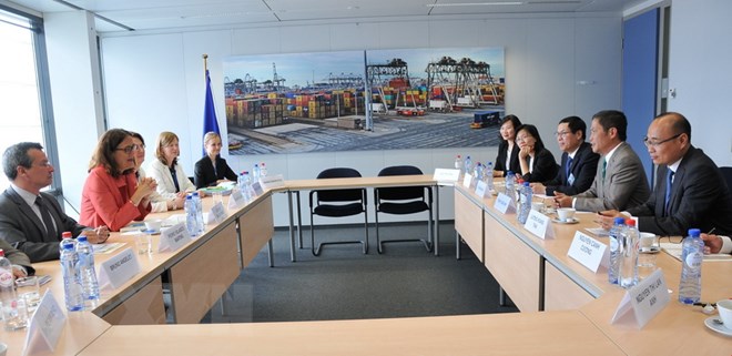 Phiên họp giữa Bộ trưởng Công Thương Việt Nam Trần Tuấn Anh và Cao ủy Liên minh châu Âu (EU) phụ trách thương mại Cecilia Malmström. (Ảnh: Kim Chung/TTXVN)