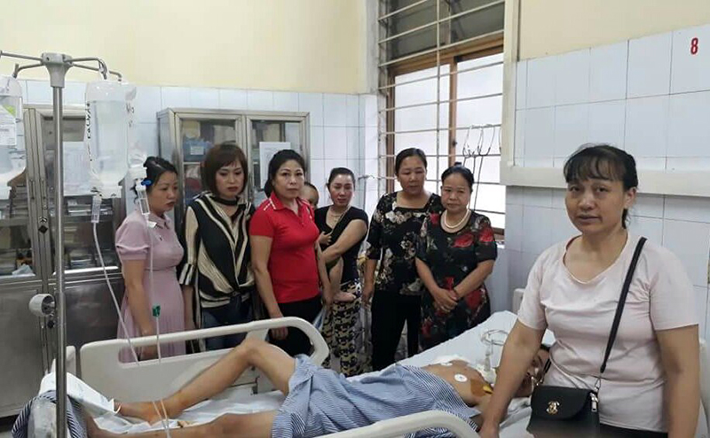 Đại diện Hội Từ thiện Hạ Long-Cẩm Phả thăm hỏi, động viên gia đình em Nguyễn Quang Đức tại Bệnh viện Đa khoa tỉnh.