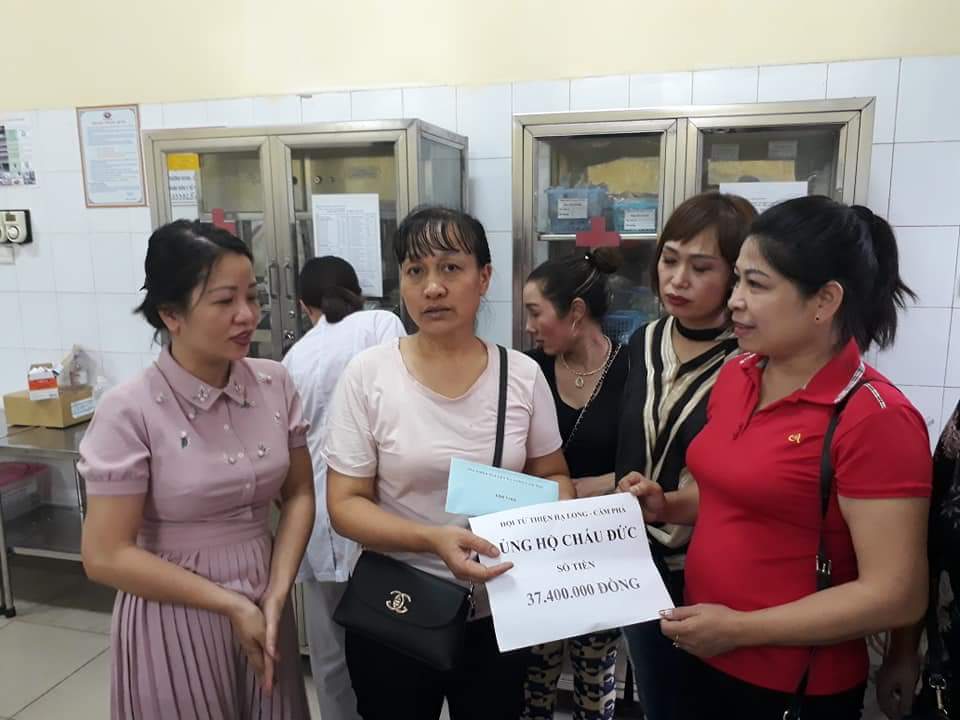 Đại diện Hội Từ thiện Hạ Long-Cẩm Phả trao số tiền 37,4 triệu đồng cho gia đình em Nguyễn Quang Đức.