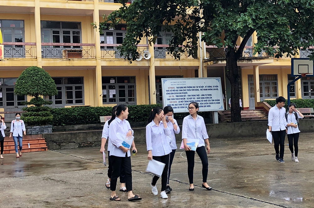Thí sinh rời phòng thi ở điểm thi THPT Hải Đảo, huyện Vân Đồn