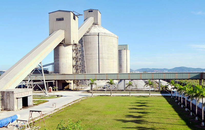 Nhà máy xi măng Thăng Long có công nghệ sản xuất hiện đại nhất trong nước, hiện đã lắp đặt thiết bị quan trắc môi trường tự động. Ảnh Cao Quỳnh