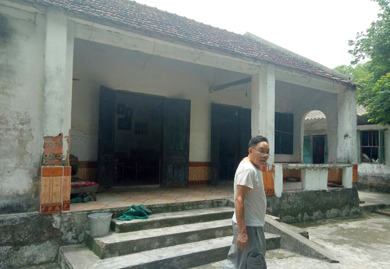 Ông Nguyễn Văn Duyên, phố Yết Kiêu, thị trấn Quảng Hà bên ngôi nhà đã đã xuống cấp nhưng không được sửa chữa do dự án chậm tiến độ