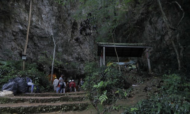 Lối vào cửa hang động được cho là nơi đội bóng thiếu niên bị mất tích. (Nguồn: Thai News Pix/AP)