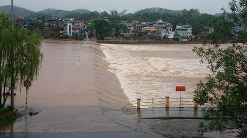 9 giờ sáng hôm nay 27/7, nước vẫn ngập qua mặt tràn của đập tràn huyện Tiên Yên 