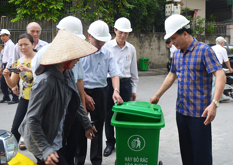 Bí thư Thành ủy Nguyễn Văn Lâm động viên nhân dân phường Quang Trung bố trícác thùng rác đạt chuẩn tại các tuyến đường nhằm đảm bảo vệ sinh môi trường