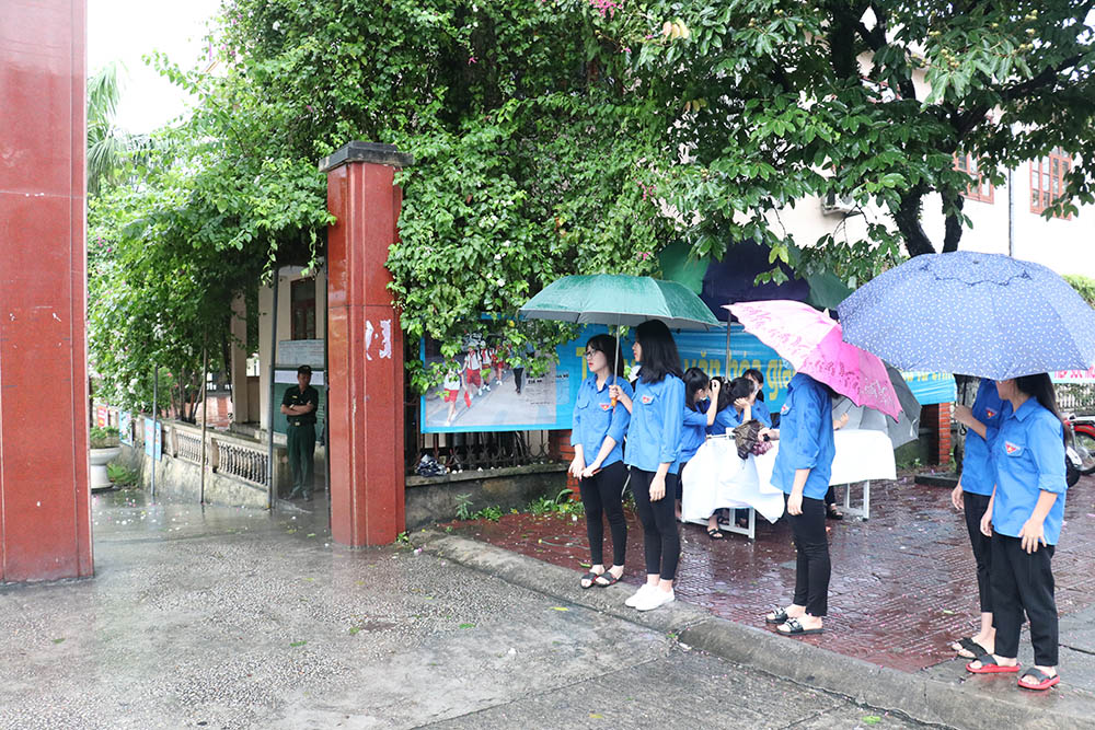 Lực lượng thanh niên tình nguyện túc trực tại điểm thi THPT Hoàng Văn Thụ, TP Uông Bí