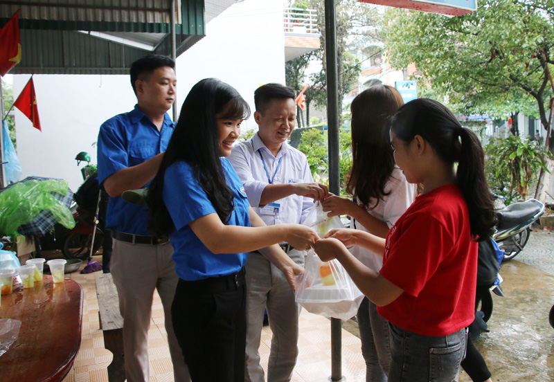 Thí sinh điểm thi THPT Bình Liêu được phát cơm miễn phí