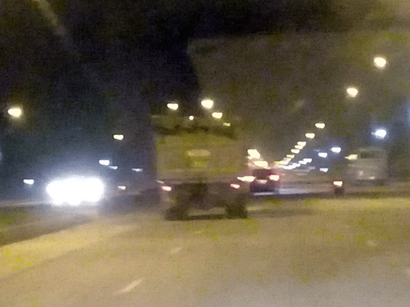 Không chỉ vận chuyển vào ban ngày mà ban đêm, các xe tải cũng liên tục vận chuyển vật liệu xây dựng trên tuyến đường này.