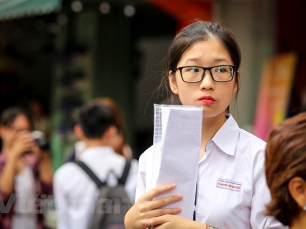 Vẻ mặt căng thẳng của thí sinh sau khi làm xong bài thi môn Ngữ văn. (Ảnh: Minh Sơn/Vietnam+)