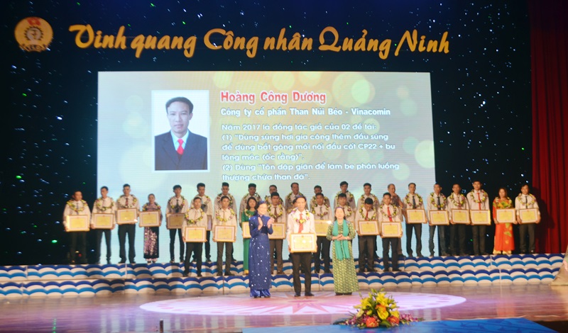 Hoàng Công Dương vinh dự được lãnh đạo Tổng LĐLĐ Việt Nam và tỉnh Quảng Ninh trao tặng Bằng khen cho gương công nhân tiến tiến tiêu biểu nhân dịp Tháng công nhân năm 2018