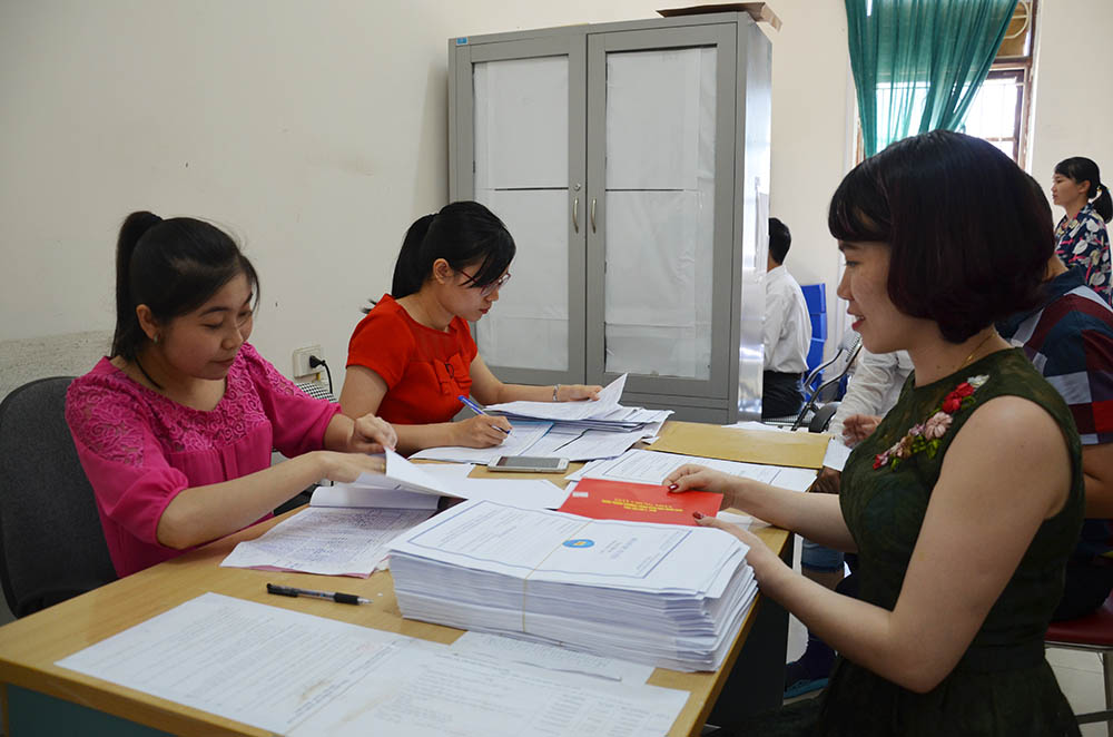 Chị Trần Thị Hương, nhà ở phường Hồng Gai, TP Hạ Long đến nộp hồ sơ cho con vào Trường TH-THCS -THPT Văn Lang