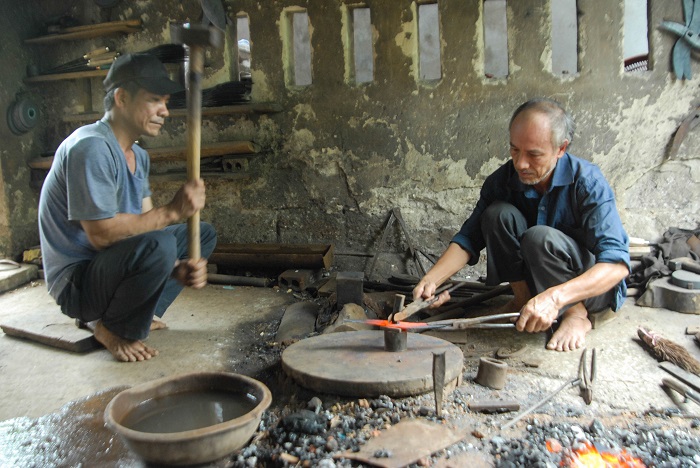 Ông Vũ Văn Vinh (bên phải) đã gắn bó với nghề rèn gần cả cuộc đời.