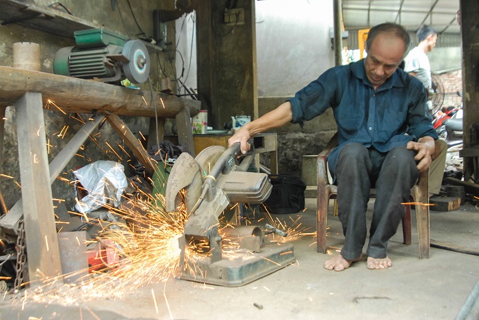 Máy cắt kim loại được thợ rèn sử dụng để tiết kiệm thời gian, công sức.