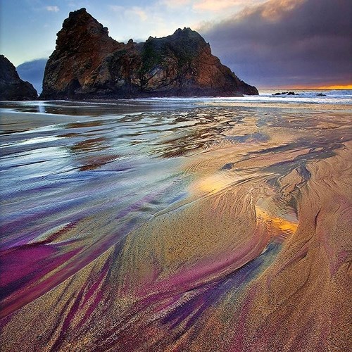 Bãi biển cát tím, California, Mỹ. Cát tím được hình thành khi các mỏ mangan từ các ngọn đồi xung quanh bị xói mòn ra biển.