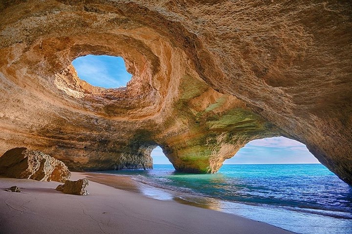 Bờ biển Algarve, Bồ Đào Nha, những tảng đá vôi bị xói mòn do nước biển, hình thành các hang động tuyệt đẹp.