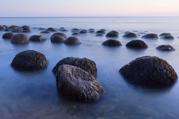 Bãi biển Bowling. Những quả cầu bằng đá nằm rải rác trên bãi biển Mendocino ở California, Mỹ. Thời gian tốt nhất để ghé thăm bãi biển này là khi thủy triều rút.