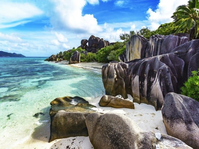 Bãi biển Anse Source d'Argent, Seychelles. Một bãi biển cát trắng đẹp như tranh vẽ được tô điểm bởi những tảng đá granite được chạm khắc tự nhiên với nước màu ngọc lục bảo.